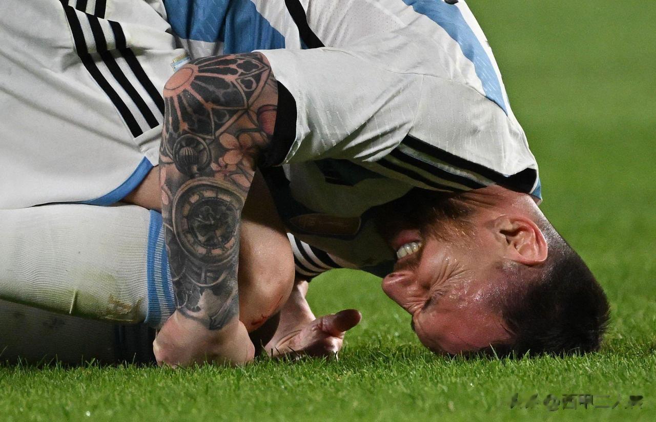 一场友谊赛，巴拿马球员对梅西下脚真狠，把他的膝盖都踢伤了，鲜血直流。梅西也痛得龇(3)