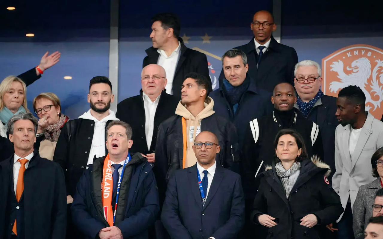法国4比0荷兰，法国队为世界杯后从国家队退役的5名前国脚，举行欢送仪式。瓦拉内、(2)