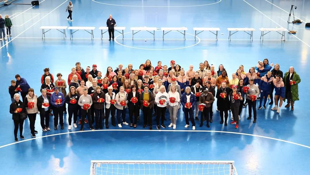 超过60名前英格兰女足球员，国际比赛日期间来到圣乔治训练基地，领取了印有自己首秀