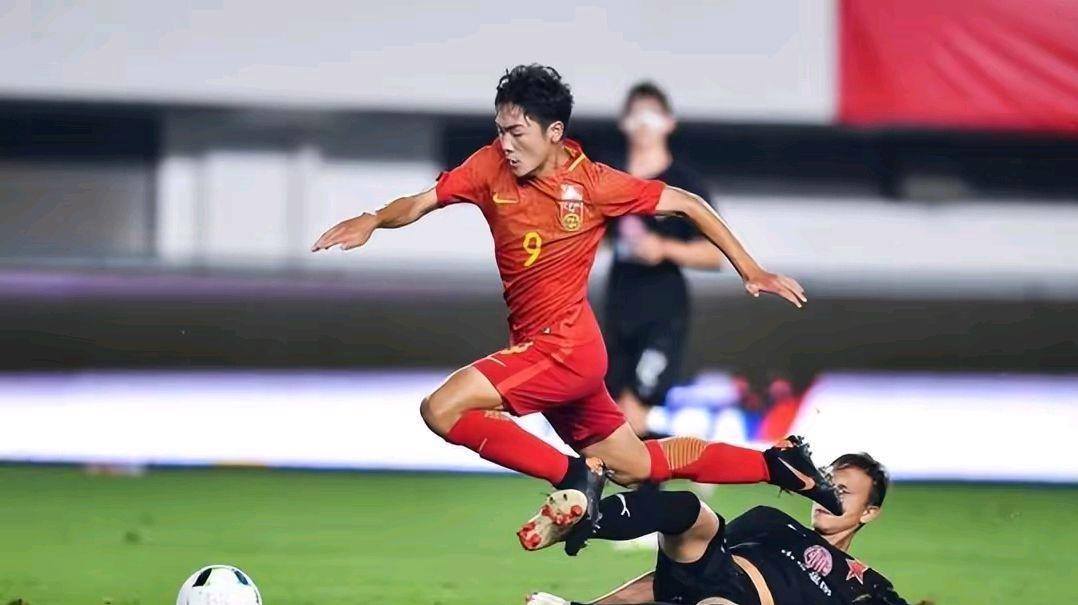 国足亚洲杯阵容预测：归化球员领衔 艾菲尔丁等年轻球员或成主力