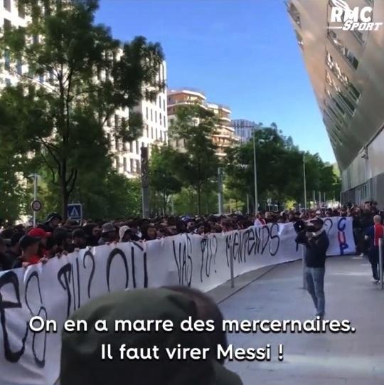 极端球迷聚集巴黎总部示威！高喊辱骂梅西口号：厌倦雇佣兵，必须解雇(2)