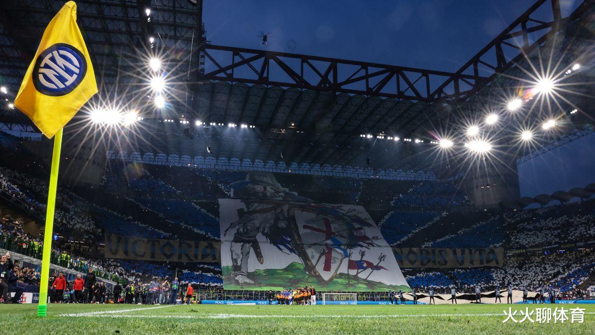 欧冠半决赛国际米兰战胜AC米兰 球迷揭开针对对方的横幅(3)