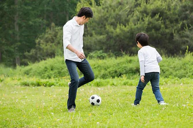 父亲是孩子的第一任启蒙教练，引导孩子喜欢踢足球

高洪波指导，您好。足球要从娃娃(2)
