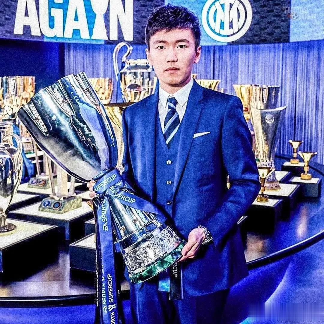 ▶ 2018年,26岁的张康阳成为俱乐部历史上最年轻的主席。 
▶ 他是俱乐部的