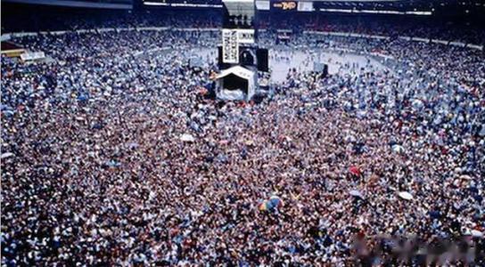 1988年9月3日，迈克尔杰克逊在利物浦安特里赛马场举办演唱会，共12.5万人蜂