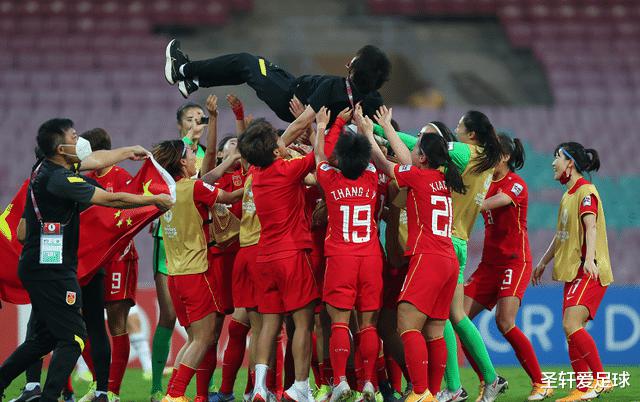 伟大5-0！中国女足直接进军亚洲杯，天才小将强行推空门+戏耍对手(3)