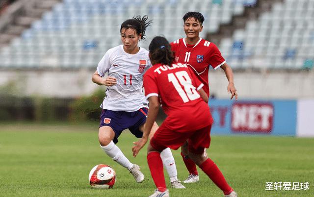 伟大5-0！中国女足直接进军亚洲杯，天才小将强行推空门+戏耍对手(6)