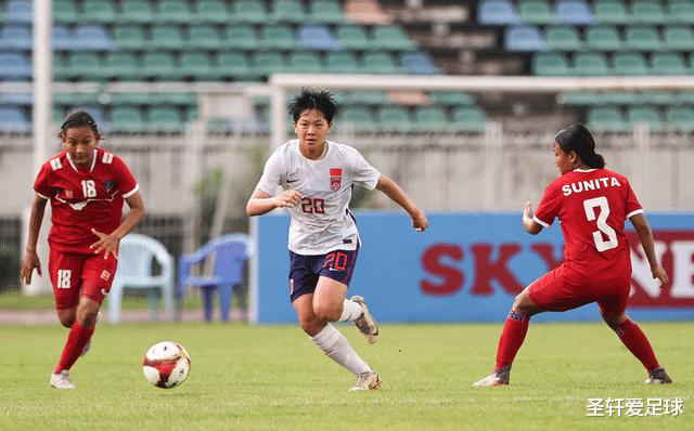 伟大5-0！中国女足直接进军亚洲杯，天才小将强行推空门+戏耍对手(7)