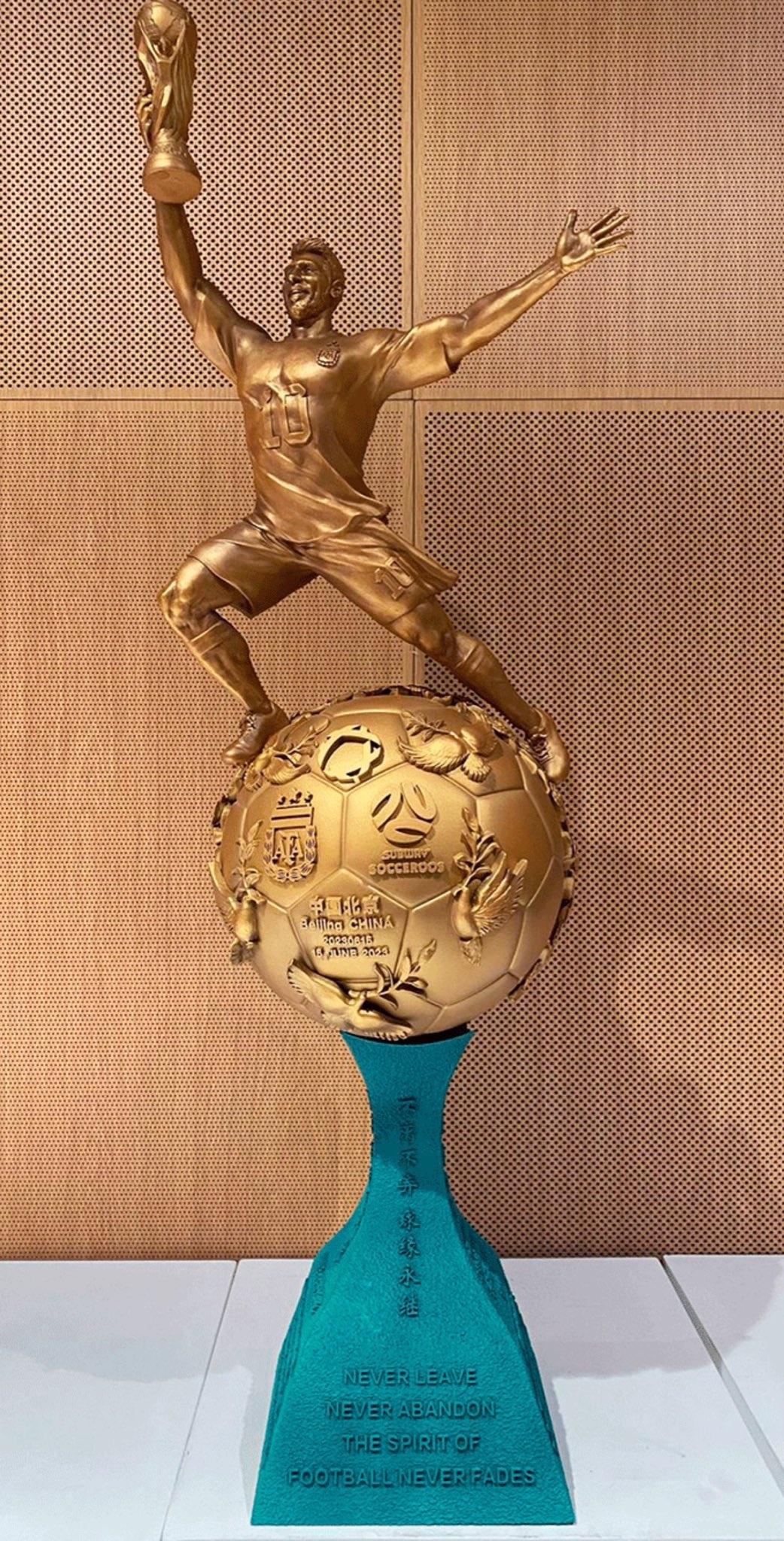 阿根廷纪念奖杯细节：“青铜”底座，铭《足球颂》！北京时间今晚20点，阿根廷队将在(2)