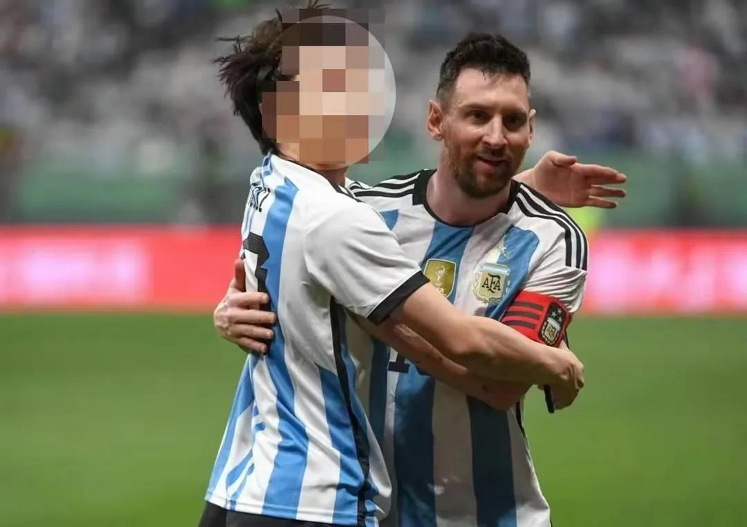 冲入球场和梅西拥抱的球迷可能会遭到罚款处罚！

在阿根廷男足与澳大利亚男足的友谊(1)