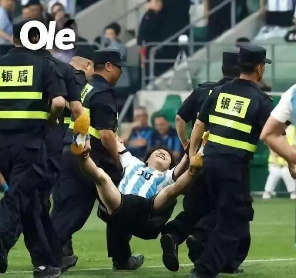 冲入球场和梅西拥抱的球迷可能会遭到罚款处罚！

在阿根廷男足与澳大利亚男足的友谊(2)