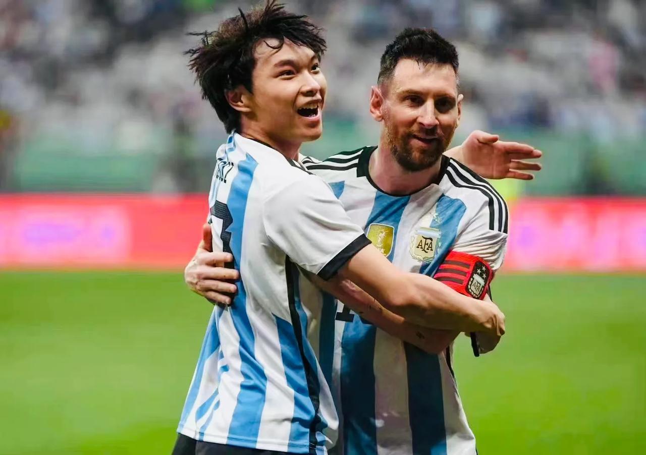 因为梅西和阿根廷世界杯夺冠的配乐而莫名爆火的袁树雄，在北京新工人体育场阿根廷对阵(2)