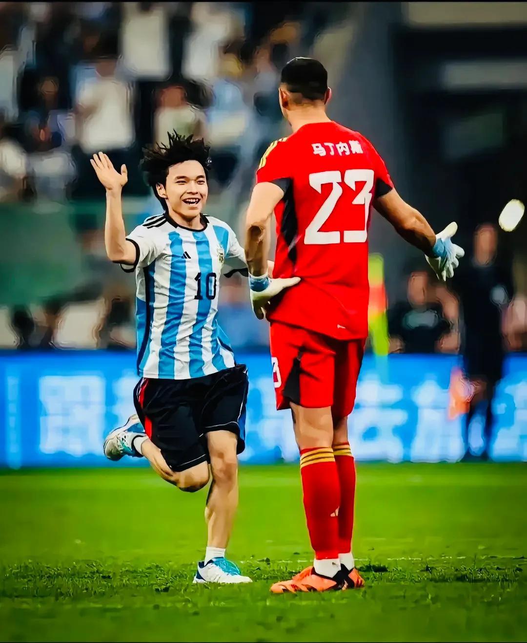 因为梅西和阿根廷世界杯夺冠的配乐而莫名爆火的袁树雄，在北京新工人体育场阿根廷对阵(3)