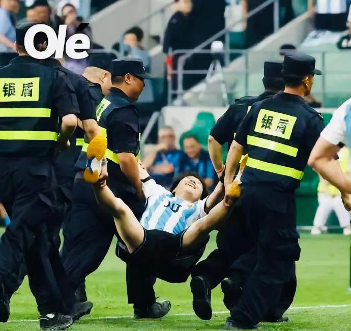 因为梅西和阿根廷世界杯夺冠的配乐而莫名爆火的袁树雄，在北京新工人体育场阿根廷对阵(5)