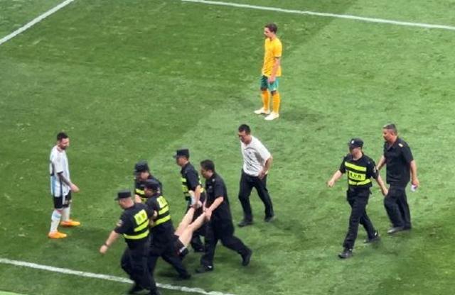 2-0后！梅西向全场鼓掌，赛中球迷跳下看台，进场拥抱球王被抬走(3)