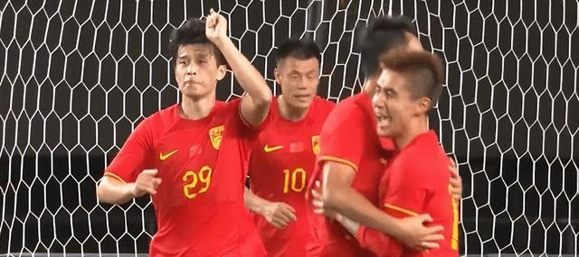 1-0！国足击败韩国队，25000人见证，改进这些缺点，未来可期(3)