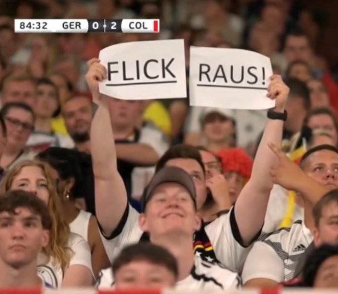看不到希望！现场德国球迷打出“弗里克OUT”标语