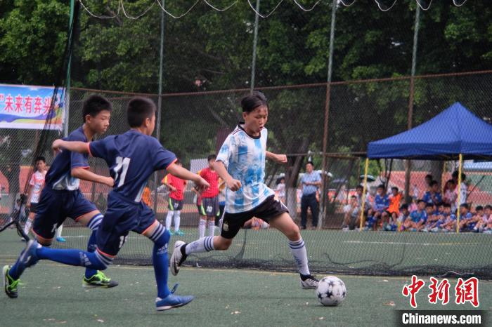 中国掀起乡村“足球热” “山里娃”成职业赛场“后备军”(1)