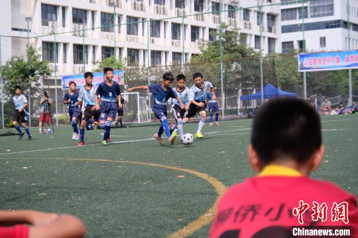 中国掀起乡村“足球热” “山里娃”成职业赛场“后备军”(3)