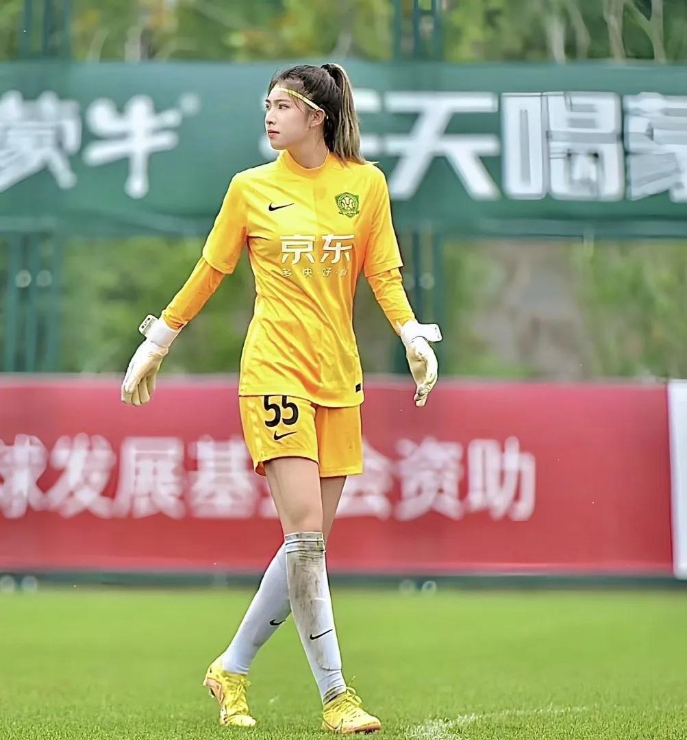最美女足守门员来了！杨莹，目前19岁，身高1米82，是北京国安首都体育学院女足守
