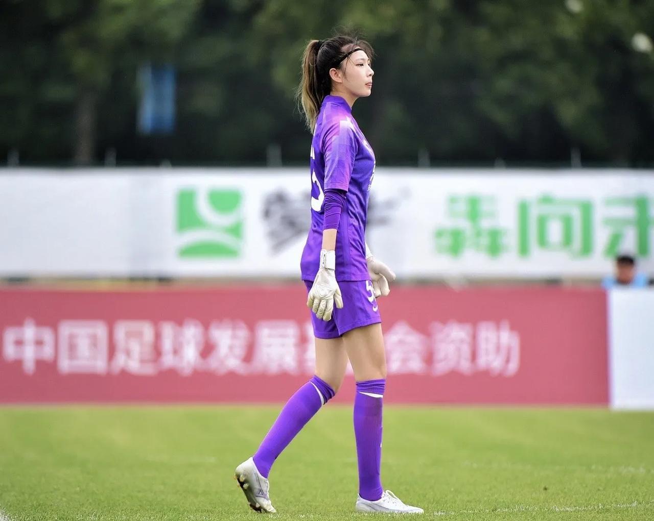 最美女足守门员来了！杨莹，目前19岁，身高1米82，是北京国安首都体育学院女足守(3)