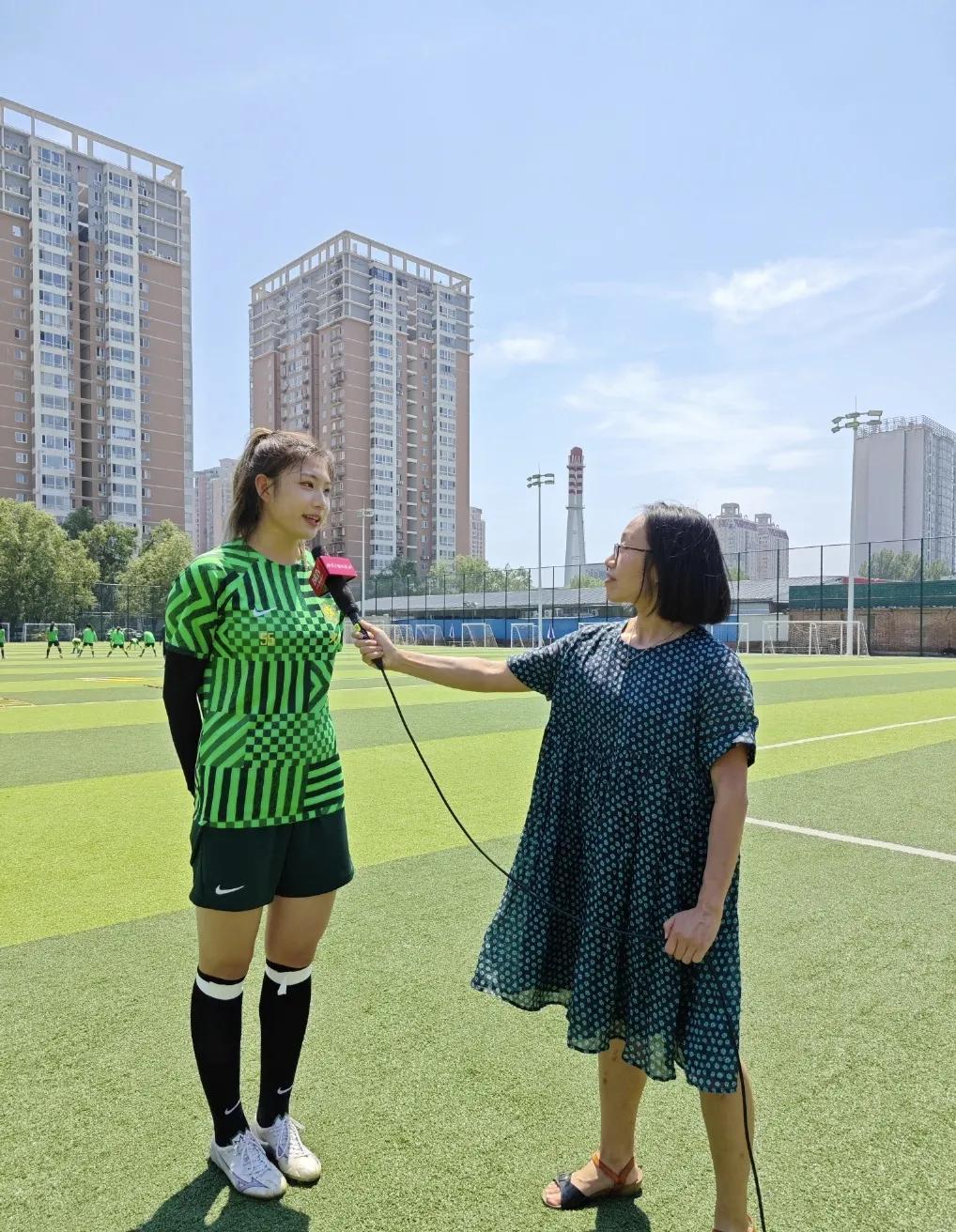 最美女足守门员来了！杨莹，目前19岁，身高1米82，是北京国安首都体育学院女足守(4)