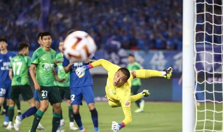 中国足球新星崛起，身高2米的华裔球员成为瞩目焦点