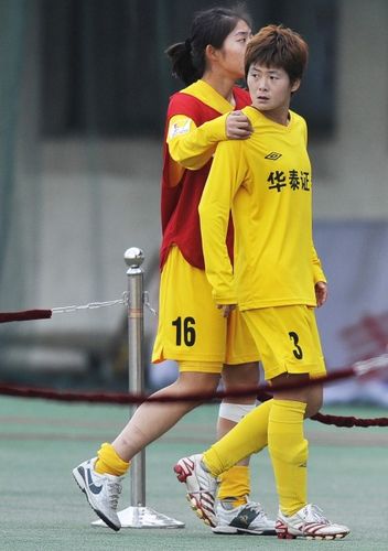 中国足球新星崛起，身高2米的华裔球员成为瞩目焦点(2)