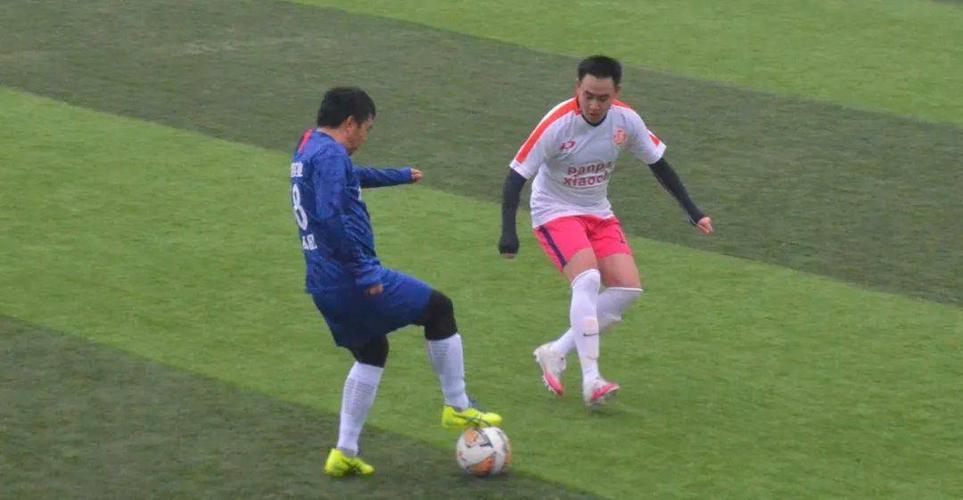 中国足球新星崛起，身高2米的华裔球员成为瞩目焦点(3)