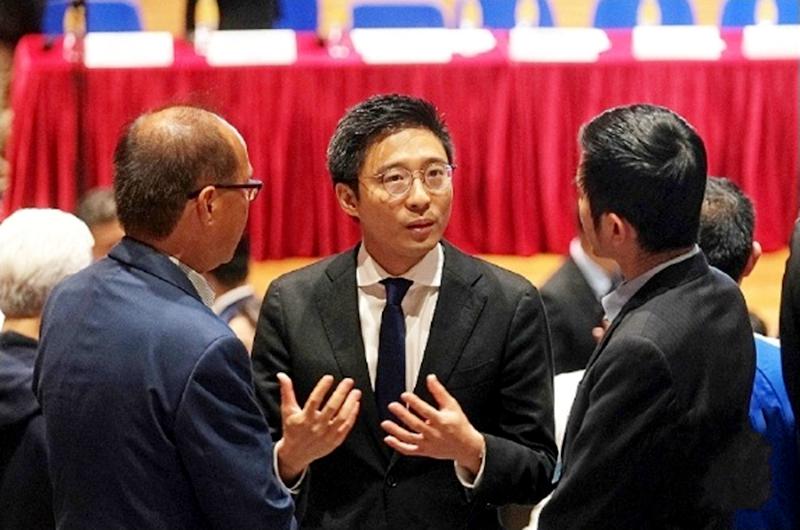 霍启山当选香港足球总会主席，郭晶晶公公霍震霆亲自到场助阵(2)