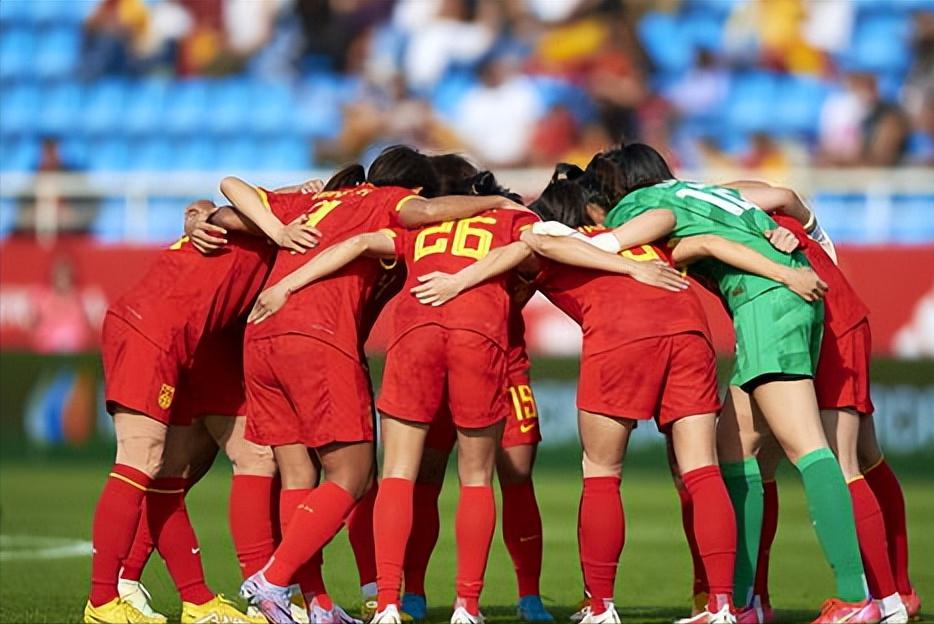 官宣！Prada与中国国家女子足球队建立合作伙伴关系(4)