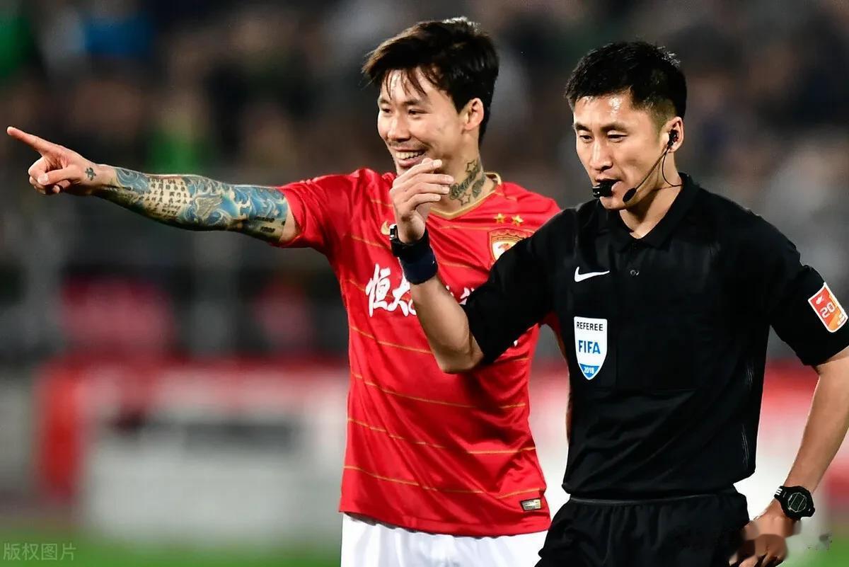 中超第17轮浙江对阵天津的比赛并非两队的“表现”如何，而是中超的这两大“王牌”裁(2)
