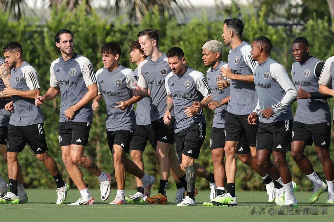 梅西迈阿密国际首堂公开训练课，梅球王的到来让训练基地异常热闹，队友氛围也变得更加(9)