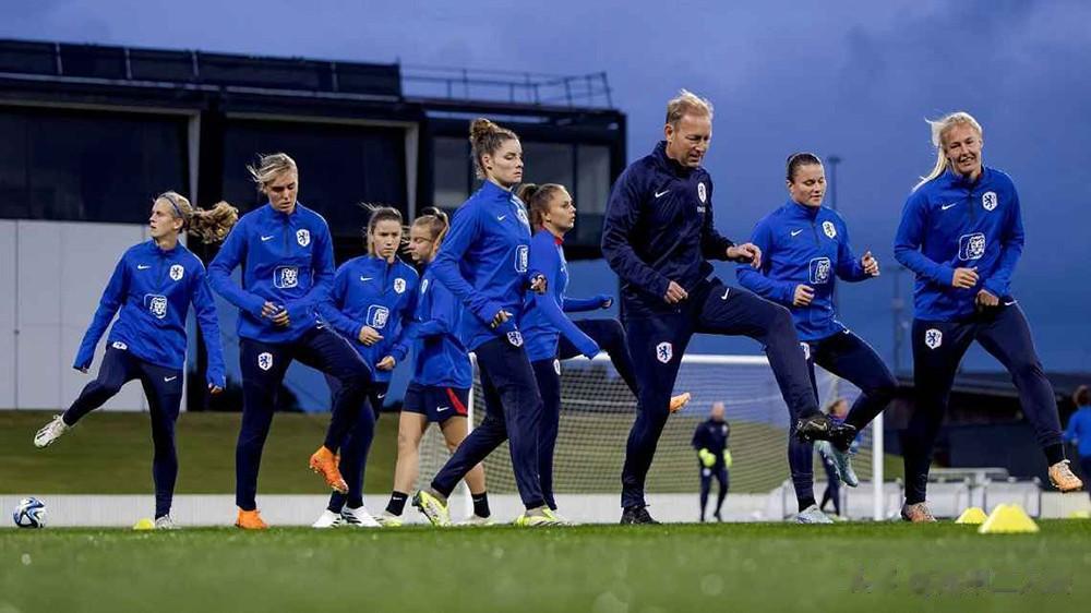 荷兰批评女足世界杯东道主“业余”

当荷兰队不得不在新西兰的低质量球场上进行训练(1)