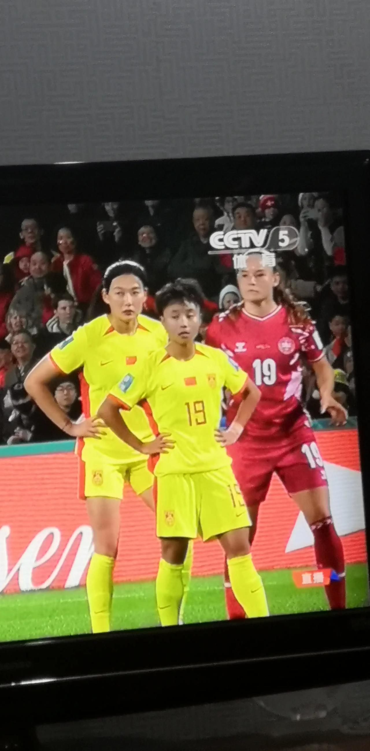 中国女足89分钟失球，0：1惜败丹麦，小组晋级希望渺茫。
最后失球原因在于高度不(2)