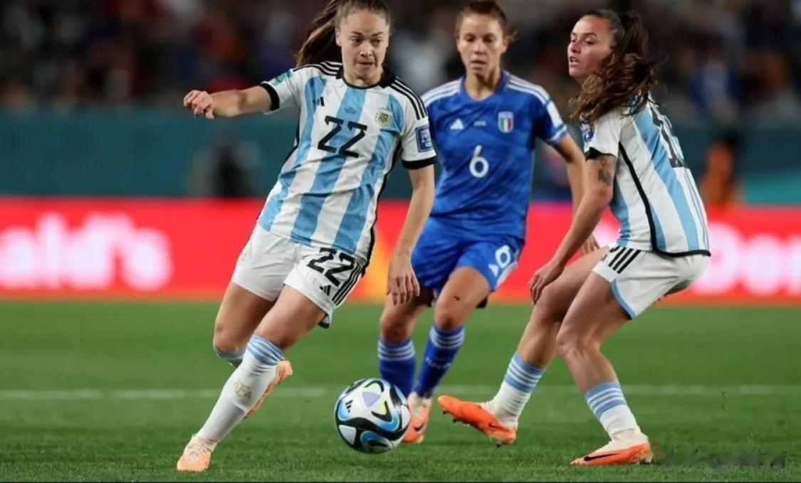 意大利女足1-0阿根廷女足，吉雷利替补头槌绝杀！
北京时间7月24日14:00，(1)