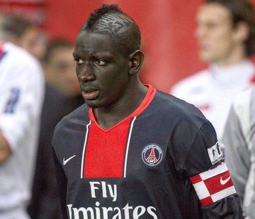 被耽误的天才？当年巴黎最年轻队长，33岁了法国中卫马马杜·萨科迎来了33岁生日。