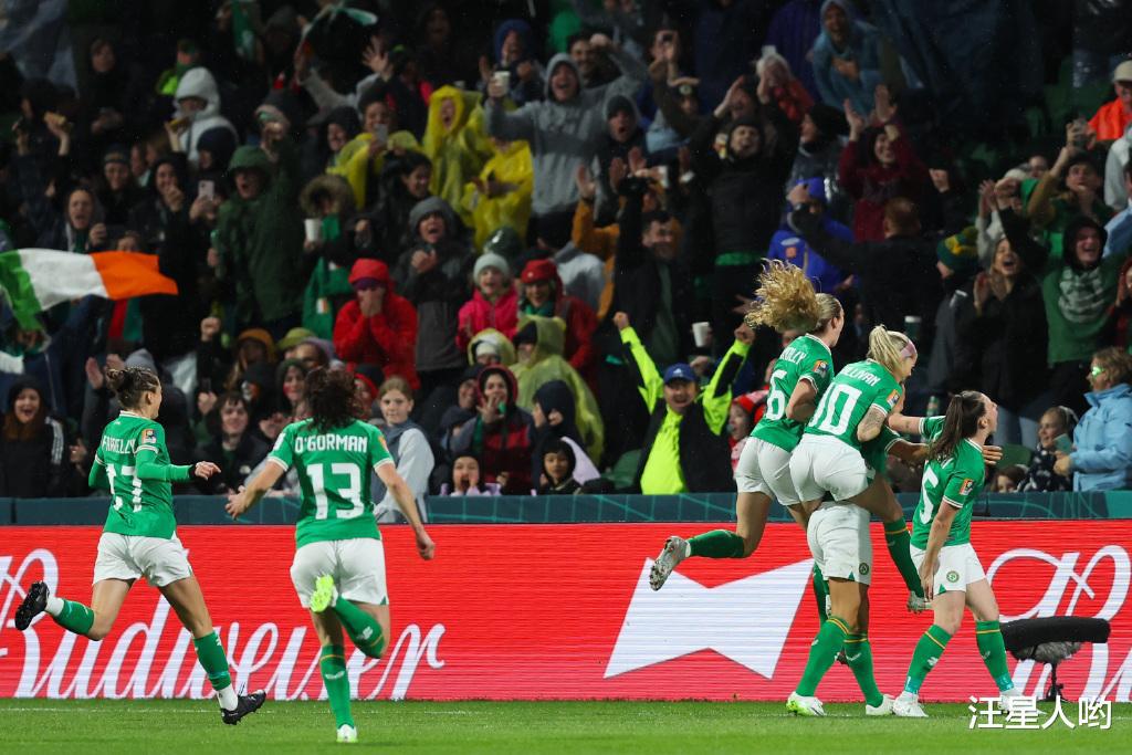 1-1！爱尔兰女足世界杯首球诞生，先打入“神仙球”，再送个乌龙(2)