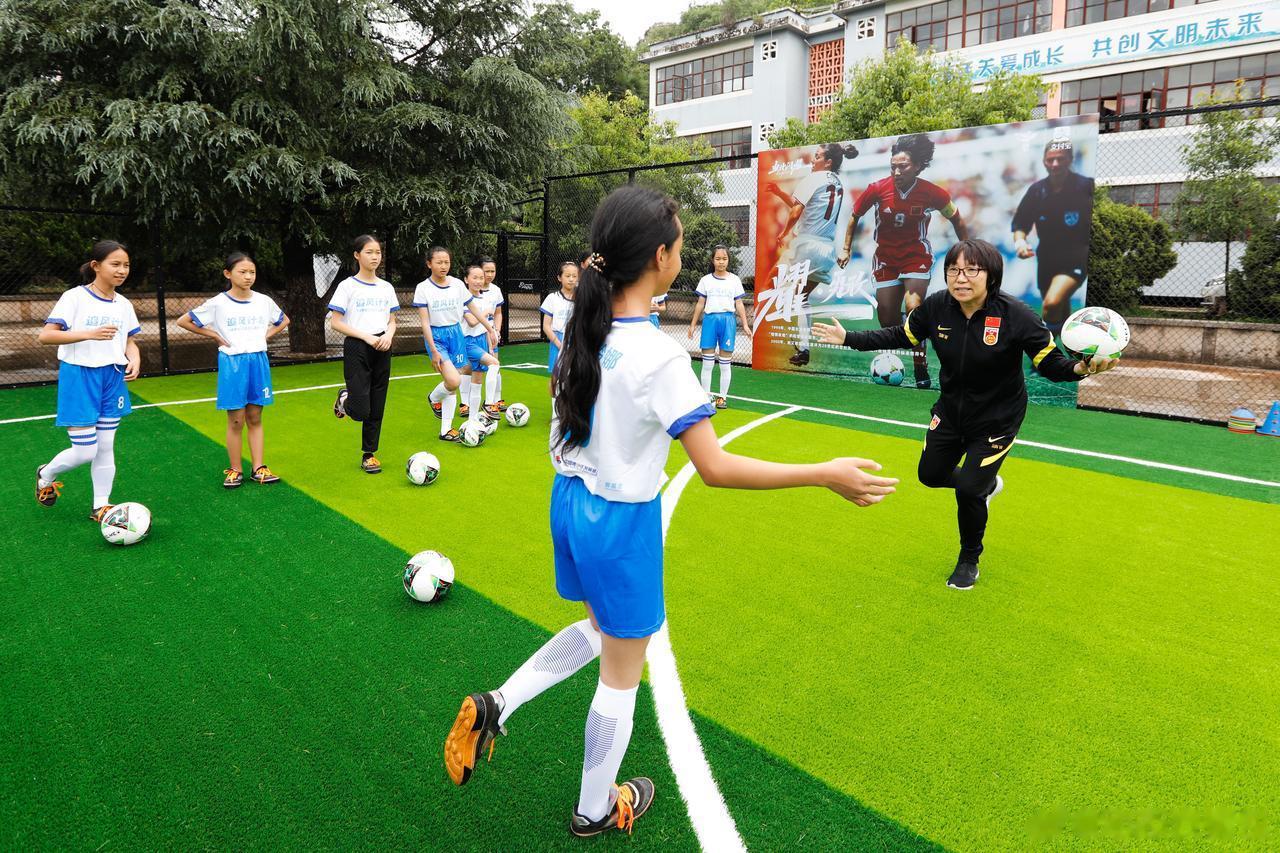  王霜和乡村足球女孩一起加油啊，一直关注女足，无论什么时候，我都看到了让我感动流(3)