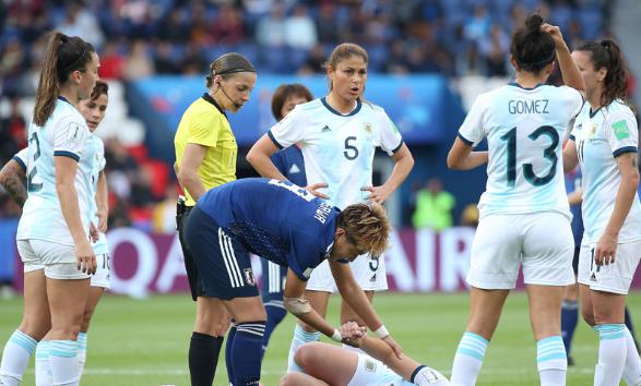在女足世界杯上，阿根廷女足在一场备受关注的小组赛中遭遇了意大利的绝杀(1)
