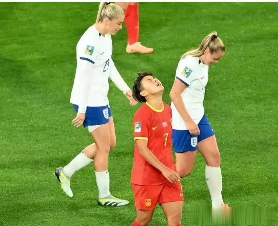 从女足世界杯两幅图片看到的，一边是高昂着头发泄着心中的郁闷和无助，另一边是低着头
