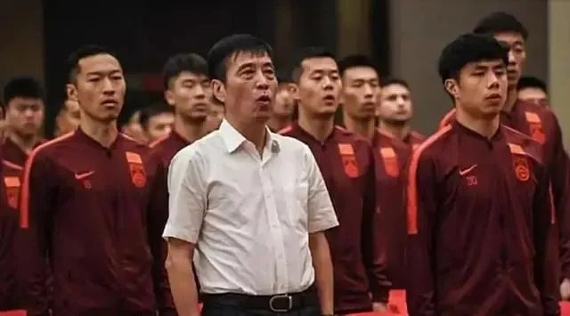 中国足球：冬天的寒风中蕴藏的燃烧希望与挑战