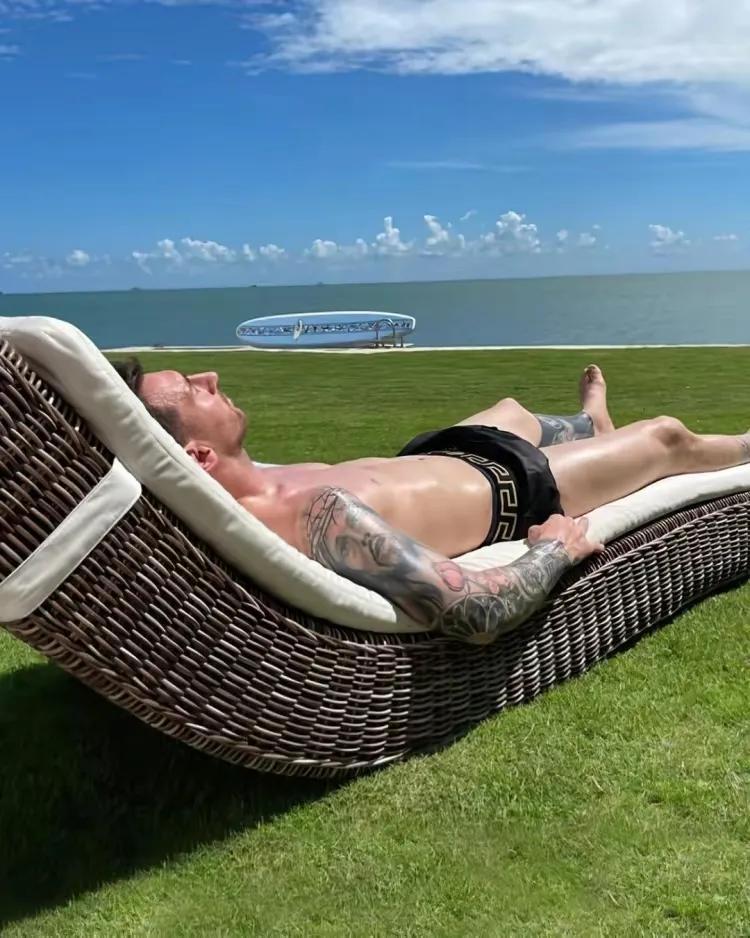 惬意的生活！梅西在迈阿密海滩晒太阳。
原来以为梅西去迈阿密是养老，如今看来，是迈(1)