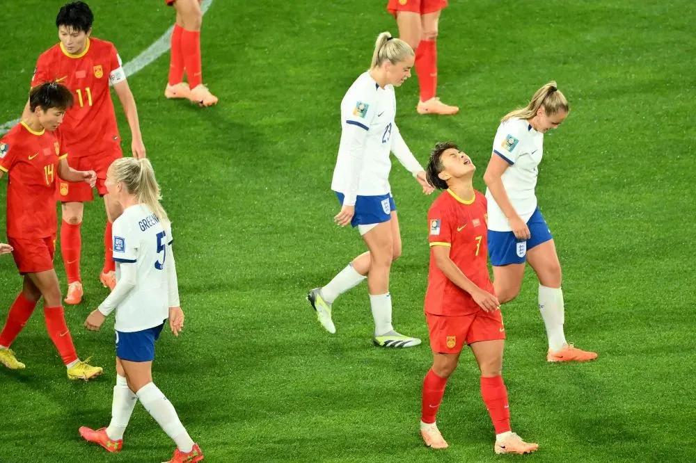 世界杯大战前夕，中国女足在欧洲拉练时就显露出自身的问题，在与世界杯季军瑞典队的比(2)