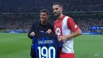 国际米兰对阵蒙扎赛前，副主席萨内蒂代表俱乐部向丹布罗西奥和加里亚尔迪尼赠送印有他