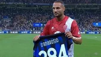 国际米兰对阵蒙扎赛前，副主席萨内蒂代表俱乐部向丹布罗西奥和加里亚尔迪尼赠送印有他(2)
