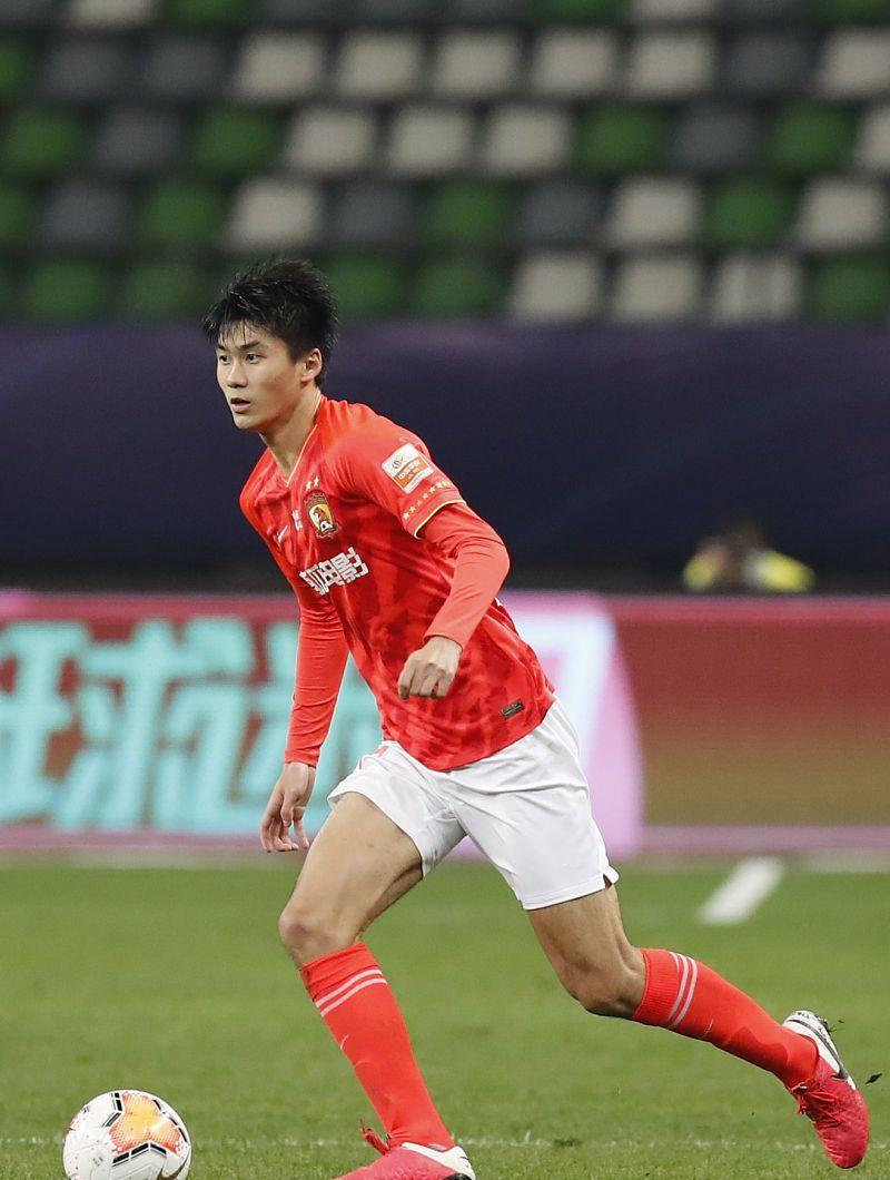 中国男足国脚刚加盟欧洲球队，就直接锁定核心位置，已连续首发(2)