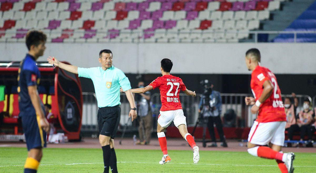 中国男足国脚刚加盟欧洲球队，就直接锁定核心位置，已连续首发(3)