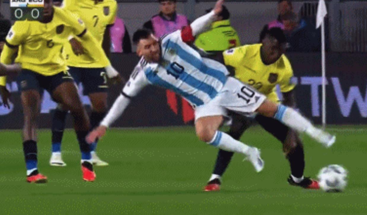 鏖战！阿根廷队半场0-0，梅西多次被放倒，不满判罚当面申诉(1)