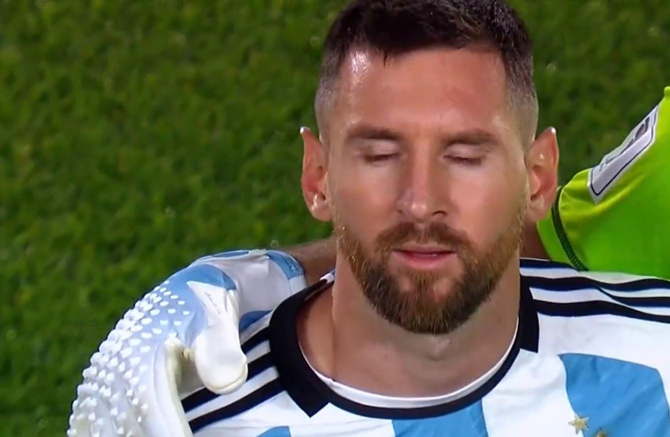 鏖战！阿根廷队半场0-0，梅西多次被放倒，不满判罚当面申诉(2)